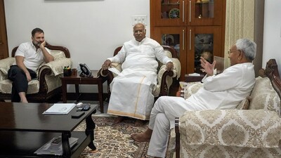 Bihar chief minister Nitish Kumar with Congress president Mallikarjun Kharge and Congress leader Rahul Gandhi (PTI)