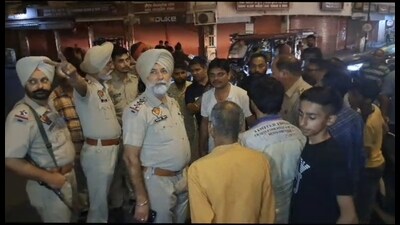 Police have recorded statements of the shop owners (HT Photo) Police have recorded statements of the shop owners (HT Photo)