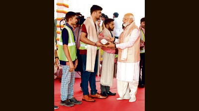 Prime Minister Narendra Modi felicitates workers in New Delhi on Sunday. (PIB) Prime Minister Narendra Modi felicitates workers in New Delhi on Sunday. (PIB)