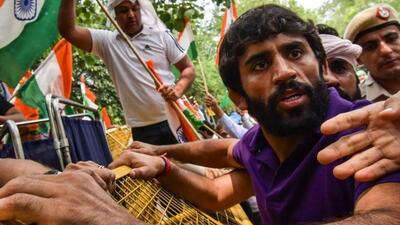 Security personnel detain wrestler Bajrang Punia during wrestlers’ protest march towards new Parliament building (Twitter/@SwatiJaiHind)