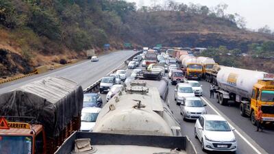 Travelling across the Pune Mumbai expressway has been a nightmare for many commuters (HT FILE PHOTO) Travelling across the Pune Mumbai expressway has been a nightmare for many commuters (HT FILE PHOTO)