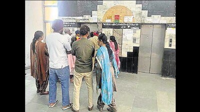 Visitors at the Ludhiana court complex lined up in front of a lift as the other one lies dysfunctional. (HT Photo) Visitors at the Ludhiana court complex lined up in front of a lift as the other one lies dysfunctional. (HT Photo)