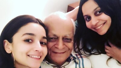 Alia Bhatt with her grandfather Narendra Nath Razdan and sister Shaheen Bhatt.