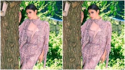 Mouni decked up in nude eyeshadow, black eyeliner, black kohl, mascara-laden eyelashes, drawn eyebrows, contoured cheeks and a shade of nude lipstick. (Instagram/@imouniroy) Mouni decked up in nude eyeshadow, black eyeliner, black kohl, mascara-laden eyelashes, drawn eyebrows, contoured cheeks and a shade of nude lipstick. (Instagram/@imouniroy)
