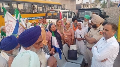 Farm leaders seen with police personnel at Gurudwara Manji Sahib on NH-44 in Ambala. (Sourced)