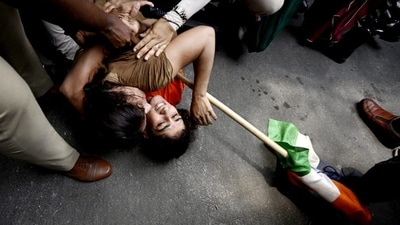 Wrestlers being detained by the police while attempting to carry out a planned march towards the new Parliament building. Chaotic scenes were witnessed as wrestlers and police officers shoved and pushed each other, with the police dragging the protesting wrestlers forcefully and pushing them into police vans. (Sanjeev Verma/ Hindustan Times) Wrestlers being detained by the police while attempting to carry out a planned march towards the new Parliament building. Chaotic scenes were witnessed as wrestlers and police officers shoved and pushed each other, with the police dragging the protesting wrestlers forcefully and pushing them into police vans. (Sanjeev Verma/ Hindustan Times)