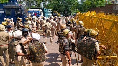 Heavy force deployed during farmers protest at Chandigarh and Mohali border. Security was heightened at Haryana's borders with Punjab and Delhi and barricades put up at many places along with heavy deployment of police personnel as farmers, mostly women, tried to move in groups towards the national capital. (Keshav Singh/ Hindustan Times) Heavy force deployed during farmers protest at Chandigarh and Mohali border. Security was heightened at Haryana's borders with Punjab and Delhi and barricades put up at many places along with heavy deployment of police personnel as farmers, mostly women, tried to move in groups towards the national capital. (Keshav Singh/ Hindustan Times)
