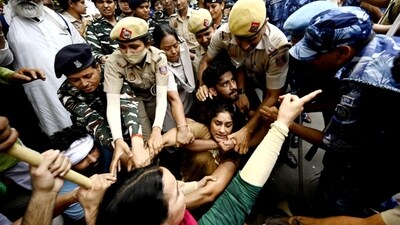 Protesting wrestlers being detained by police. (HT Photo/Sanjeev Verma)