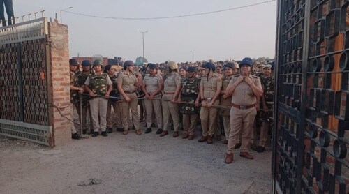 Women cops block the exit gate of a gurudwara in Ambala to prevent the Punjab jatha from leaving for the mahapanchayat in Delhi. (HT photo) Women cops block the exit gate of a gurudwara in Ambala to prevent the Punjab jatha from leaving for the mahapanchayat in Delhi. (HT photo)