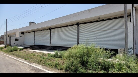 A spot visit on Saturday revealed that the showrooms on Mansa road were shut. (HT Photo)