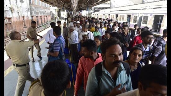 Last week, the railways held a meeting with passenger associations, who stated that there was a need to keep a check on railway agents and touts. The associations claimed that during Ganeshotsav, the touts hoarded online tickets in advance, due to which passengers were not able to get confirmed tickets. (HT PHOTO)