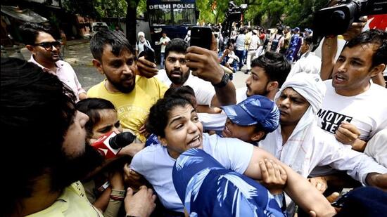 Security personnel detain Sakshi Malik during wrestlers’ protest march towards new Parliament building (Twitter Photo)