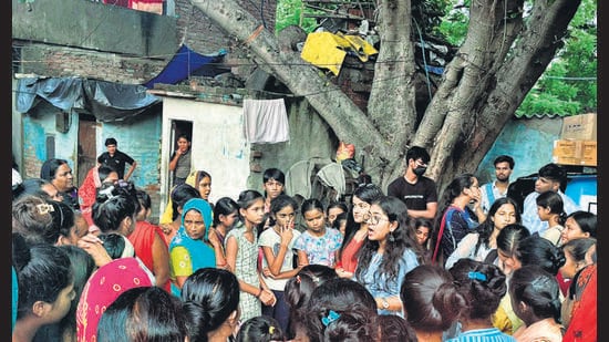 Students of Hansraj College’s Women Development Cell have conducted sanitary napkin distribution drives at various slums across Delhi.