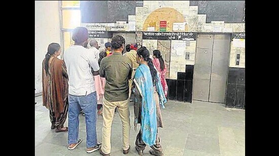 Visitors at the Ludhiana court complex lined up in front of a lift as the other one lies dysfunctional. (HT Photo)