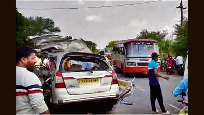 10 killed in accident between car and private bus near Kuruburu. 10 killed in accident between car and private bus near Kuruburu.