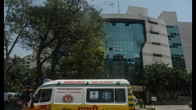 A massive fire broke out at a commercial building in Marigold IT park in Pune’s Kalyaninagar Monday. (Shankar Narayan/HT PHOTO) A massive fire broke out at a commercial building in Marigold IT park in Pune’s Kalyaninagar Monday. (Shankar Narayan/HT PHOTO)