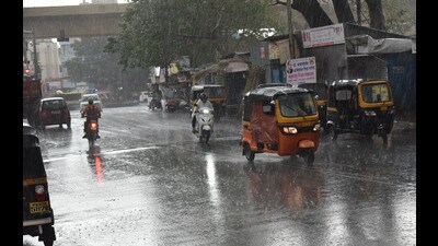 Commuters were caught off-guard as rains lashed Chinchwad area on Monday (HT PHOTO) Commuters were caught off-guard as rains lashed Chinchwad area on Monday (HT PHOTO)