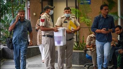 Delhi Police officials carry forensic samples from the body of a 16-year-old girl who as brutally stabbed to death at Shahbad Dairy on Sunday night. (Sanchit Khanna/HT Photo)
