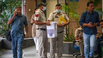 Delhi Police officials carry forensic samples from the body of a 16-year-old girl who as brutally stabbed to death at Shahbad Dairy on Sunday night. (Sanchit Khanna/HT Photo) (HT_PRINT) Delhi Police officials carry forensic samples from the body of a 16-year-old girl who as brutally stabbed to death at Shahbad Dairy on Sunday night. (Sanchit Khanna/HT Photo) (HT_PRINT)