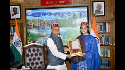 Himachal Pradesh Governor Shiv Pratap Shukla felicitated renowned mountaineer Baljit Kaur, a resident of Solan, at Raj Bhavan, in Shimla on Monday. (ANI) Himachal Pradesh Governor Shiv Pratap Shukla felicitated renowned mountaineer Baljit Kaur, a resident of Solan, at Raj Bhavan, in Shimla on Monday. (ANI)