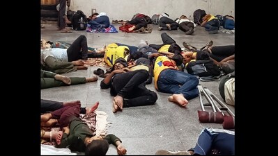 MS Dhoni fans sleep at railway station after GT vs CSK postponed. (Twitter/@sumitkharat65) MS Dhoni fans sleep at railway station after GT vs CSK postponed. (Twitter/@sumitkharat65)