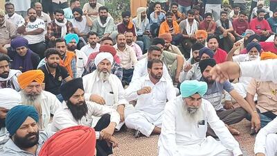 Members of tipper truck operators association during the protest at Delhi-Amritsar highway in Ludhiana. (HT Photo) Members of tipper truck operators association during the protest at Delhi-Amritsar highway in Ludhiana. (HT Photo)