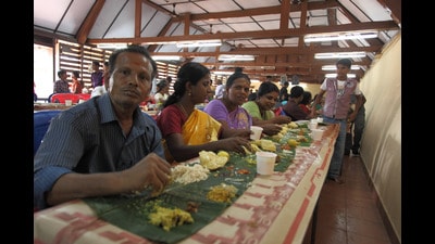 People having lunch at a function in Alleppey, Kerala. (Pl/Shutterstock)