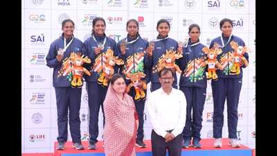 Rowers with their medals in National Rowing championship under KIUG at Gorakhpur Water Sports Complex, Ramgarh Lake, with mayor Dr Manglesh Srivastava and Zila Panchayat chairman Sadhana Singh (HT Photo)