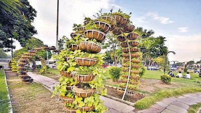 The Mandi House roundabout where summer flowers will be planted. (Sanjeev Verma/HT PHOTO) The Mandi House roundabout where summer flowers will be planted. (Sanjeev Verma/HT PHOTO)