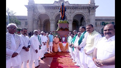 Uttar Pradesh chief minister Yogi Adityanath and others paying tribute to ex PM Chaudhary Charan Singh in Lucknow on May 29. (Deepak Gupta/HT) Uttar Pradesh chief minister Yogi Adityanath and others paying tribute to ex PM Chaudhary Charan Singh in Lucknow on May 29. (Deepak Gupta/HT)