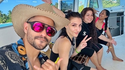 Kunal Kemmu posing with the women as the latter went for diving in Maldives. Another picture showed Soha making a scared face before jumping into the ocean. The couple was on a group trip with family and friends. Kunal Kemmu posing with the women as the latter went for diving in Maldives. Another picture showed Soha making a scared face before jumping into the ocean. The couple was on a group trip with family and friends. 