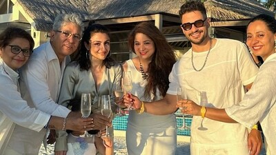 Soha Ali Khan and Kunal Kemmu flew to Maldives with his parents, daughter Inaaya Naumi Kemmu and other family members and friends. The picture is proof they had a blast in the picturesque location. Soha Ali Khan and Kunal Kemmu flew to Maldives with his parents, daughter Inaaya Naumi Kemmu and other family members and friends. The picture is proof they had a blast in the picturesque location. 