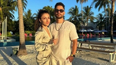 Soha Ali Khan shared this stunning couple picture with Kunal Kemmu from Maldives and captioned it, “Every day is a sun-day here.” It was Kunal's birthday vacation as he turned 40 this year. Soha Ali Khan shared this stunning couple picture with Kunal Kemmu from Maldives and captioned it, “Every day is a sun-day here.” It was Kunal's birthday vacation as he turned 40 this year. 