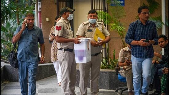 Delhi Police officials carry forensic samples from the body of a 16-year-old girl who as brutally stabbed to death at Shahbad Dairy on Sunday night. (Sanchit Khanna/HT Photo)