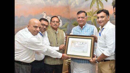 Uttar Pradesh Legislative Assembly’s officers hand ING over the certificate of appreciation to speaker Satish Mahana on May 29. (Sourced)