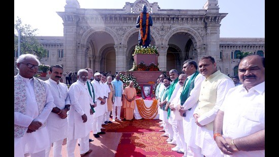 Uttar Pradesh chief minister Yogi Adityanath and others paying tribute to ex PM Chaudhary Charan Singh in Lucknow on May 29. (Deepak Gupta/HT)