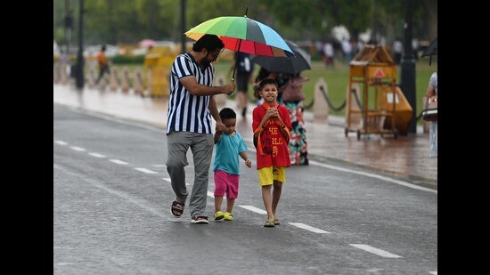 Visitors at Kartvaya Path on Monday afternoon. (Vipin Kumar/HT Photo)