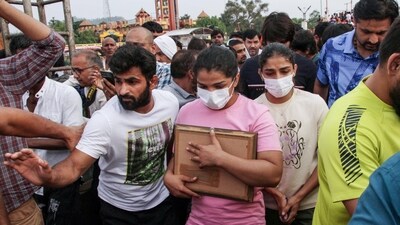 Sangeeta Phogat, Sakshi Malik and others reach Haridwar to immerse their medals in the Ganga river as a mark of protest on Tuesday. (Rameshwar Gaur) Sangeeta Phogat, Sakshi Malik and others reach Haridwar to immerse their medals in the Ganga river as a mark of protest on Tuesday. (Rameshwar Gaur)
