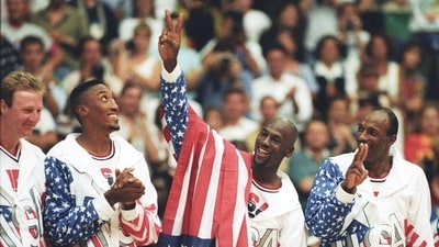 FILE PHOTO: U.S. basketball player Michael Jordan (2nd R) flashes a victory sign as he stands with team mates Larry Bird (L), Scottie Pippen and Clyde Drexler (R), nicknamed the "Dream Team" after winning the Olympic gold in Barcelona, Spain on August 8, 1992.   REUTERS/Ray Stubblebine/File Photo (REUTERS)