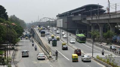 An official said the plan proposes a tunnel or an elevated corridor between RR hospital and Talkatora Stadium, with two arms extending near the Dhaula Kuan flyover towards the Ring Road. (HT Photo)