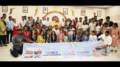 CM Yogi met with a group of students under the Ek Bharat Shreshtha Bharat Yuva Sangam programme. (HT Photo) CM Yogi met with a group of students under the Ek Bharat Shreshtha Bharat Yuva Sangam programme. (HT Photo)