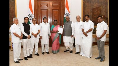 Congress president Mallikarjun Kharge led the delegation of Congress leaders which met President Droupadi Murmu (Twitter/kharge) Congress president Mallikarjun Kharge led the delegation of Congress leaders which met President Droupadi Murmu (Twitter/kharge)