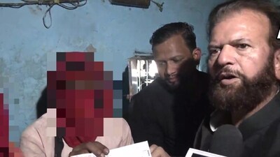 BJP MP Hans Raj Hans meets the family of the 16-year-old girl who was murdered by accused Sahil and hands over a cheque of ₹1 lakh to them. BJP MP Hans Raj Hans meets the family of the 16-year-old girl who was murdered by accused Sahil and hands over a cheque of ₹1 lakh to them.