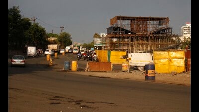 Katraj-Kondhwa Road widening project work underway. (Ravindra Joshi/HT PHOTO)