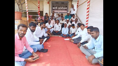 Locals during protest after Charity Commissioner recently reconstituted the Temple trust where 80 percent trustees appointed are outsiders in Jejuri. (HT PHOTO) Locals during protest after Charity Commissioner recently reconstituted the Temple trust where 80 percent trustees appointed are outsiders in Jejuri. (HT PHOTO)