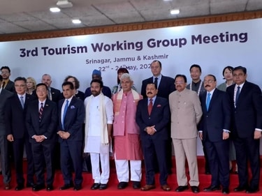 Jammu and Kashmir Lieutenant Governor Manoj Sinha, G20 Sherpa Amitabh Kant and chief coordinator for India’s G20 presidency Harsh Vardhan Shringla with foreign delegates. Jammu and Kashmir Lieutenant Governor Manoj Sinha, G20 Sherpa Amitabh Kant and chief coordinator for India’s G20 presidency Harsh Vardhan Shringla with foreign delegates.