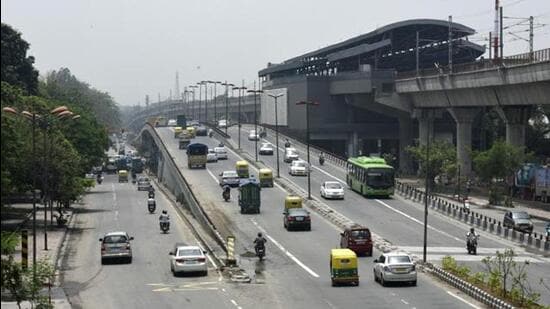 An official said the plan proposes a tunnel or an elevated corridor between RR hospital and Talkatora Stadium, with two arms extending near the Dhaula Kuan flyover towards the Ring Road. (HT Photo)
