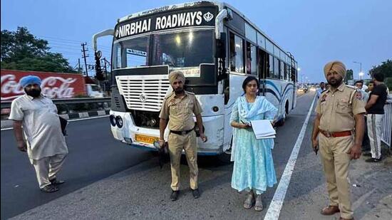 RTA secretary Poonam Preet Kaur during a surprise check in Ludhiana. (HT Photo)
