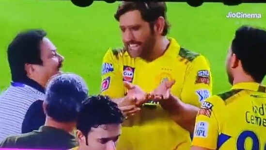 MS Dhoni brutally taunts Deepak Chahar for dropped catch
