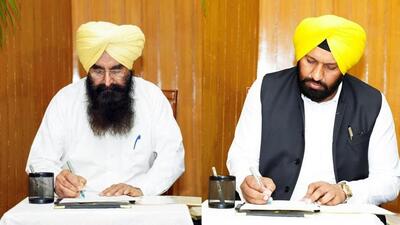 Aam Aadmi Party Lambi legislator Gurmeet Singh Khudian (left) and Kartarpur MLA Balkar Singh after taking oath as Punjab cabinet ministers in Chandigarh on Wednesday. (HT Photos) Aam Aadmi Party Lambi legislator Gurmeet Singh Khudian (left) and Kartarpur MLA Balkar Singh after taking oath as Punjab cabinet ministers in Chandigarh on Wednesday. (HT Photos)